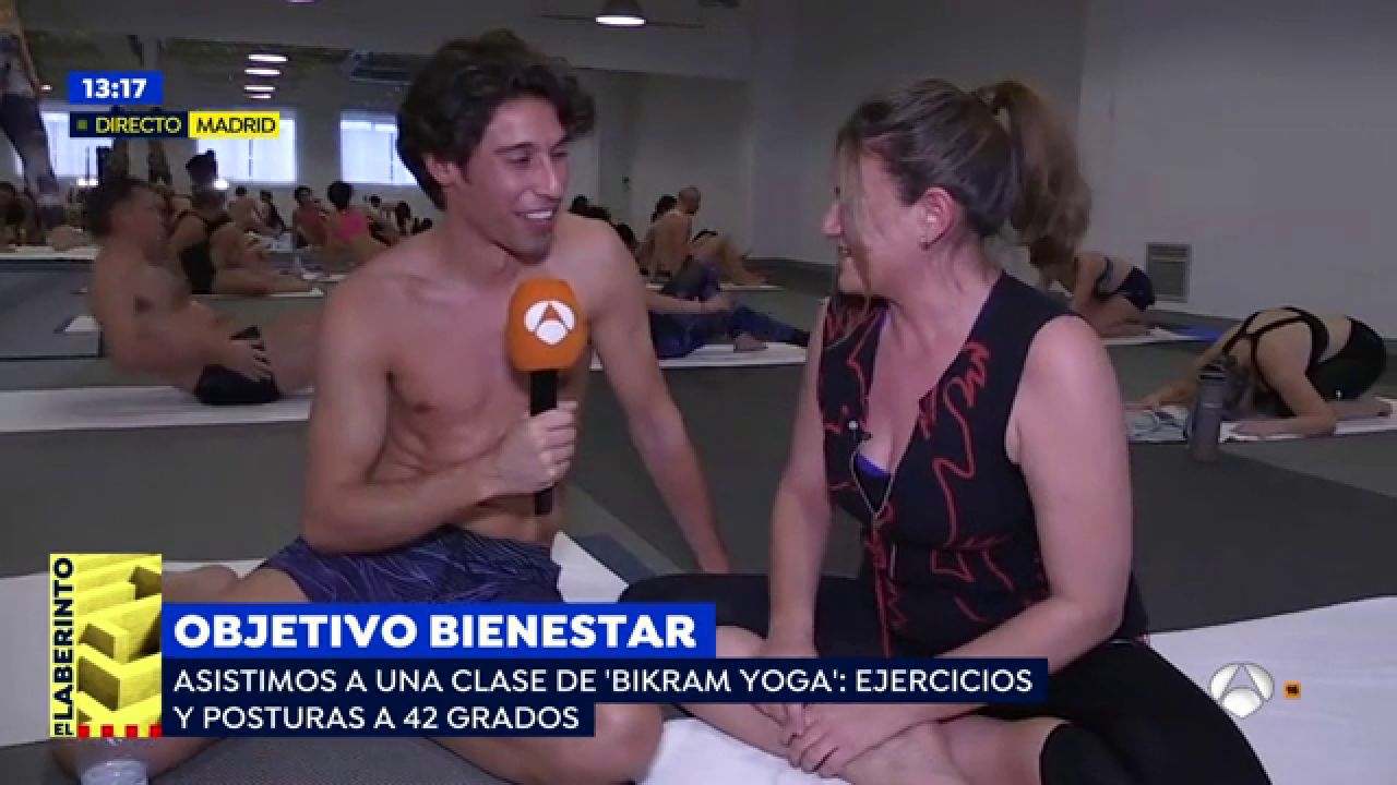 Descubrimos En Qu Consiste El Bikram Yoga Una Sesi N De Ejercicios