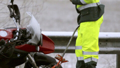 Adelantamientos, ir sin casco y velocidad, principales infracciones en moto