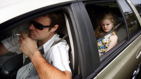 Fumar en los coches con niños dentro