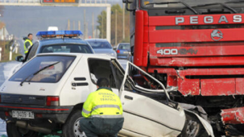 Diez personas mueren en la carretera en el primer fin de semana de las navidades