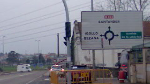 La señal indica salidas inexistentes en la glorieta<br>EN PROCESO DE REPARACIÓN</br> La señal indica salidas inexistentes en la glorieta<br>EN PROCESO DE REPARACIÓN</br>