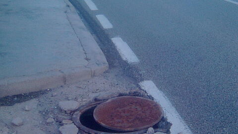 Alcantarilla mal tapada