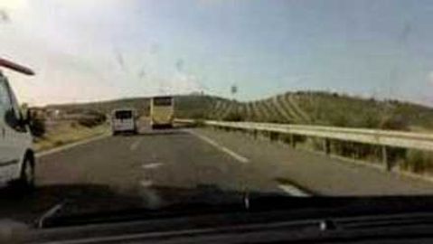 La Autov&iacute;a est&aacute; llena de baches y desperfectos