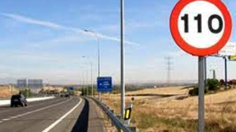 Trabajan a contrarreloj para cambiar las señales de limitación de velocidad Trabajan a contrarreloj para cambiar las señales de limitación de velocidad