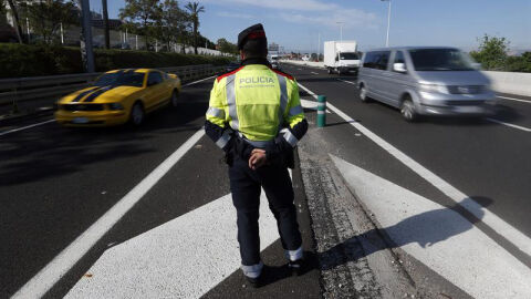 Un mosso controla una carretera de Barcelona