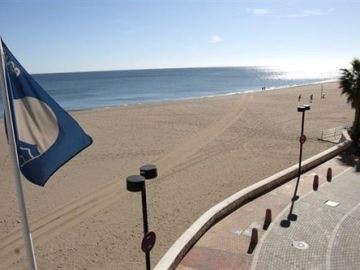 Playa con bandera azul