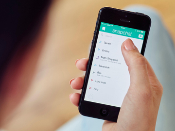Una mujer utilizando 'Snapchat'