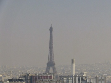 El cielo de París con la nube de contaminación