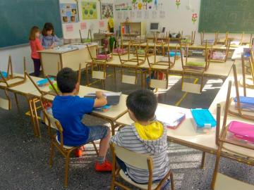 Vista general de unos niños en el colegio