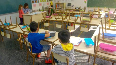 Vista general de unos niños en el colegio Vista general de unos niños en el colegio