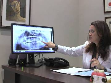 La dentista Tina Meisami en su consulta