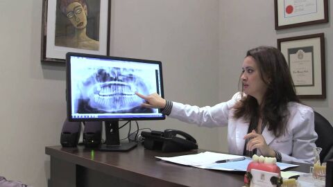 La dentista Tina Meisami en su consulta