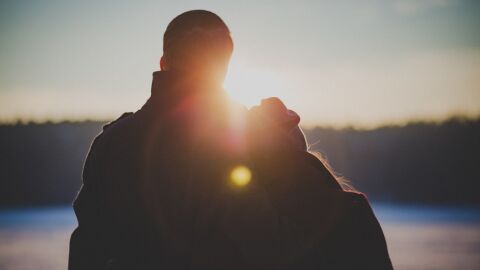Una pareja joven enamorada