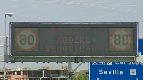 Panel que expone las matrículas con exceso de velocidad Panel que expone las matrículas con exceso de velocidad