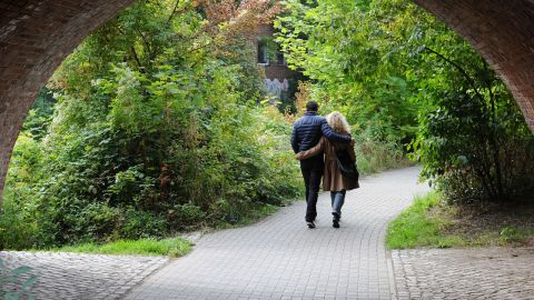 Pareja paseando