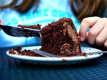 ¿Merece la pena tener que morderte la lengua viendo el pedazo de postre que se ha pedido tu compañera? Come solo