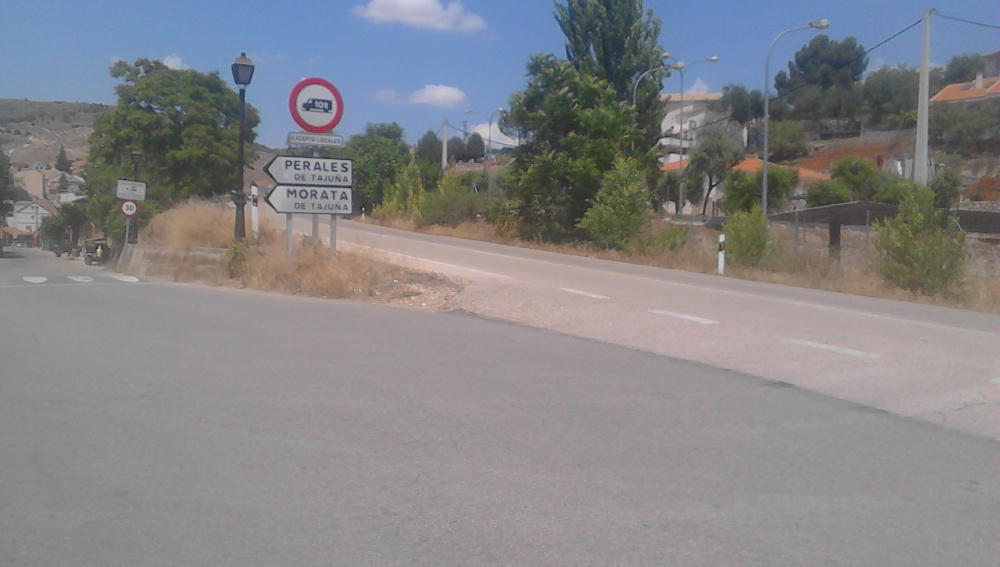 SEÑAL DE STOP SIN VISIBILIDAD Hola. Buenas tardes. Mi propuesta es la siguiente: En la salida de Perales de Tajuña, a la carretera NIII, junto la gasolinera de REPSOL, existe una señal de stop, en la cual no hay visibilidad para poder acceder a esta vía desde dicha señal. De tal manera, que hay que adelantar el vehículo unos metros, para poder comprobar la existencia de vehículos que circulan por esta vía. En este punto lo único que se produce son sanciones de tráfico. Según los agentes de la guardia civil de tráfico, ha...