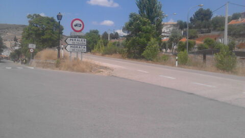 Hola. Buenas tardes. Mi propuesta es la siguiente: En la salida de Perales de Tajuña, a la carretera NIII, junto la gasolinera de REPSOL, existe una señal de stop, en la cual no hay visibilidad para poder acceder a esta vía desde dicha señal. De tal manera, que hay que adelantar el vehículo unos metros, para poder comprobar la existencia de vehículos que circulan por esta vía. En este punto lo único que se produce son sanciones de tráfico. Según los agentes de la guardia civil de tráfico, hay que para justo en la señal de stop, con la respectiva sanción de 200 euros y 4 puntos. Adjunto imagenes.