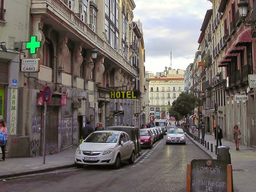 La calle Carretas de Madrid con la Puerta del Sol al fondo