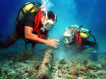 Más de 100 buceadores limpian el fondo marino de la Malvarrosa