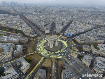 Greenpeace instala soles gigantes en siete plazas europeas