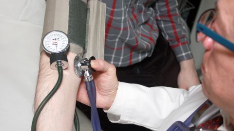 Persona mayor en la consulta médica