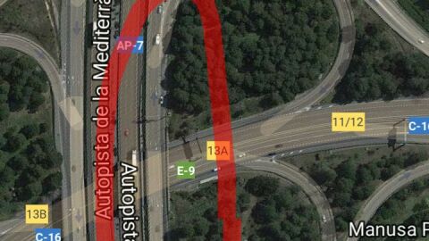 La incorporación que se realiza al lateral de AP7 desde la salida 13A E9 en dirección Barcelona se realiza en apenas 100-125m de un carril que debe ser compartido por aquellos que también abandonan la AP7 .... La excesiva velocidad a la que circulan por esta vía turismos e incluso vehículos de gran tonelaje (+de 100km/h), la poca distancia que el carril ofrece para "los 2 tipos diferentes de maniobra salida e incorporación" (100-125m aprox) .. Hacen de este punto un lugar en que los accidentes y situaciones de riesgo son muy frecuentes.