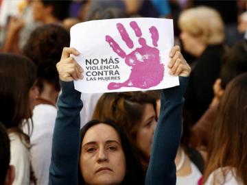 Una mujer protesta contra la violencia machista