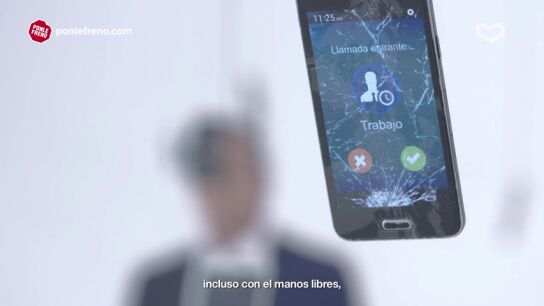 Carlos Sainz: "Usar el m&oacute;vil mientras conduces te puede destrozar la vida, &iquest;lo coges?"