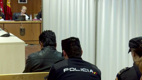 Una mujer víctima de violencia de género declara aterrorizada y detrás de un biombo Una mujer víctima de violencia de género declara aterrorizada y detrás de un biombo