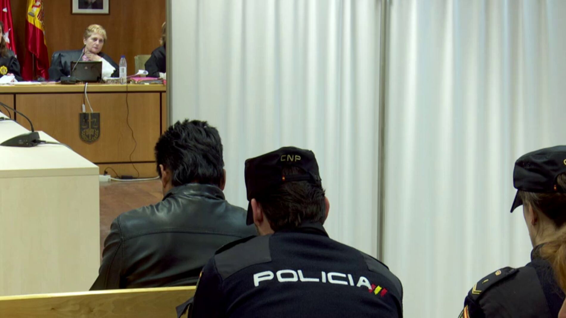 Una mujer víctima de violencia de género declara aterrorizada y detrás de un biombo