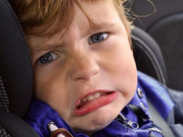 Ni&ntilde;o en una sillita infantil
