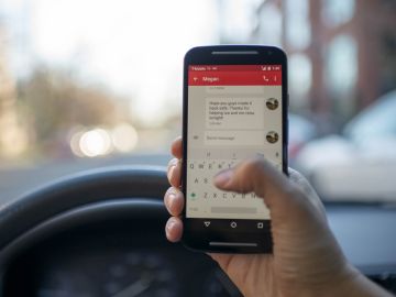 L&acute;&uacute;s del tel&egrave;fon m&ograve;bil al volant suposa una multa de 200 euros i tres punts del carnet. 