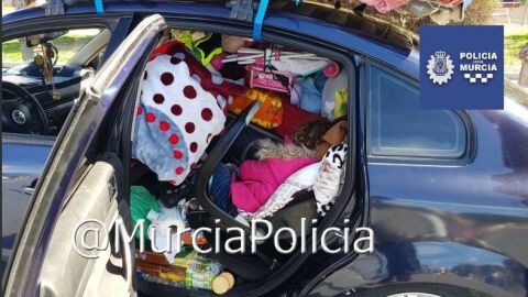 La Policía Local de Murcia para un coche por exceso de carga y se encuentra a una niña en el interior