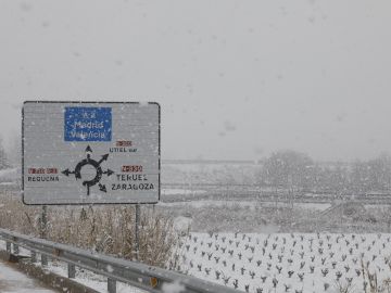 Vista de los campos cercanos a la localidad de Utiel cubiertos por la nieve