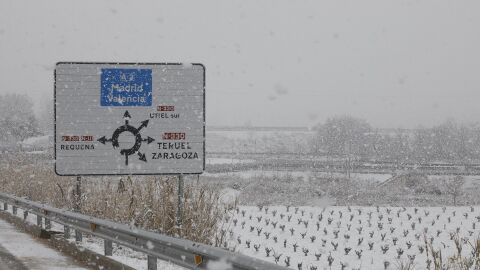 Vista de los campos cercanos a la localidad de Utiel cubiertos por la nieve