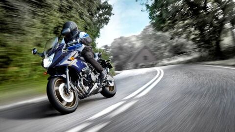 Una motocicleta circula por una carretera. 