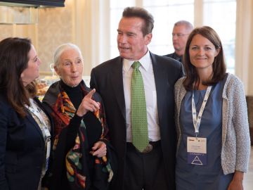  Arnold Schwarzenegger, la antropóloga Jane Goodal y la directora ejecutiva del Instituto Jane Goodal, Diana Leizinger en la Cumbre Mundial R20