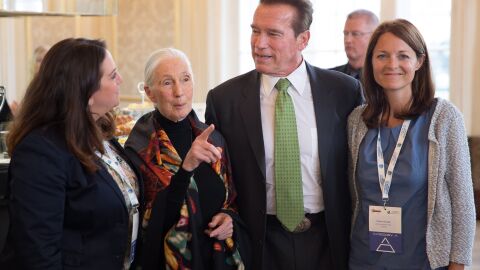 Arnold Schwarzenegger, la antropóloga Jane Goodal y la directora ejecutiva del Instituto Jane Goodal, Diana Leizinger en la Cumbre Mundial R20 Arnold Schwarzenegger, la antropóloga Jane Goodal y la directora ejecutiva del Instituto Jane Goodal, Diana Leizinger en la Cumbre Mundial R20
