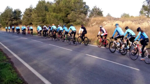 Los conductores respetan mas a un peloton que a un ciclista en solitario
