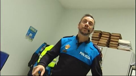 José, el policía local de Oviedo que enseña educación vial a los niños con canciones y coreografías 