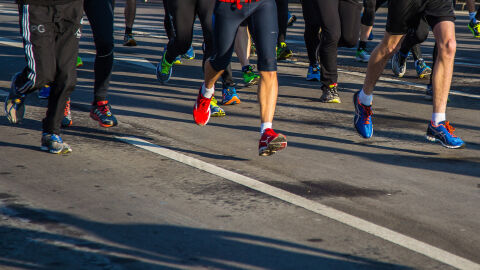 Atletas participan en una carrera