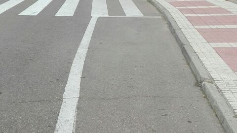 Paso de peatones Durante la conducción es primordial tener un buen campo de visión de calzada y alrededores, por ello y para evitar atropellos en pasos de peatones, sería preciso prohibir la parada y estacionamiento mínimo 5 metros antes del mismo, en el sentido de la marcha.