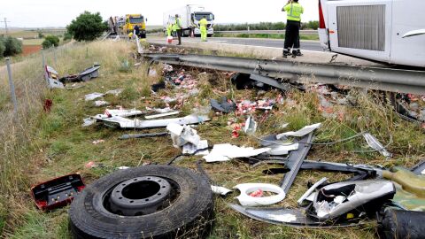 Accidente de tráfico en el que han colisionado un autobús de pasajeros y un camión