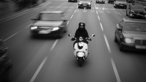 Motorista en ciudad