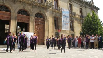 Baile inspirado en la canción 'La puerta violeta' de Rozalén.
