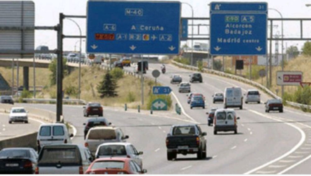  Buenos dias. En la salida 31 de la m40 direccion Badajoz , se deber&iacute;a poner una linea contin&uacute;a desde el segundo carril direcci&oacute;n Coru&ntilde;a hasta pasada la salida 31,para evitar atascos todos los dias con los usuarios que aguantan hasta ultimo momento para acceder a la salida de Badajoz, provocando atascos y situaciones de peligro constantemente al quedar parados en la propia via con el intermitente encendido cuando ya est&aacute; congestionada la v&iacute;a de salida.