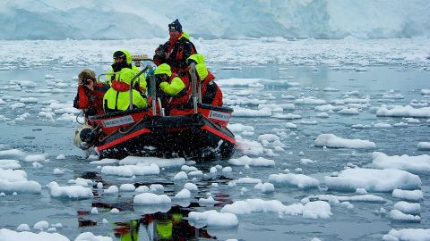 Exploración por la Antártida Aventura en la Antártida a bordo de un barco de exploración