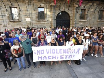Concentración de rechazo en Astorga por el asesinato machista ocurrido en la localidad maragata 