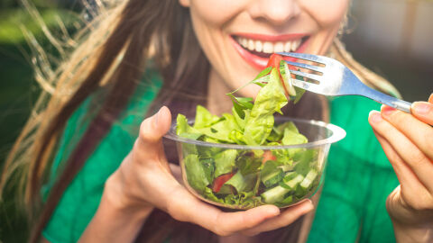Mujer comiendo ensalada